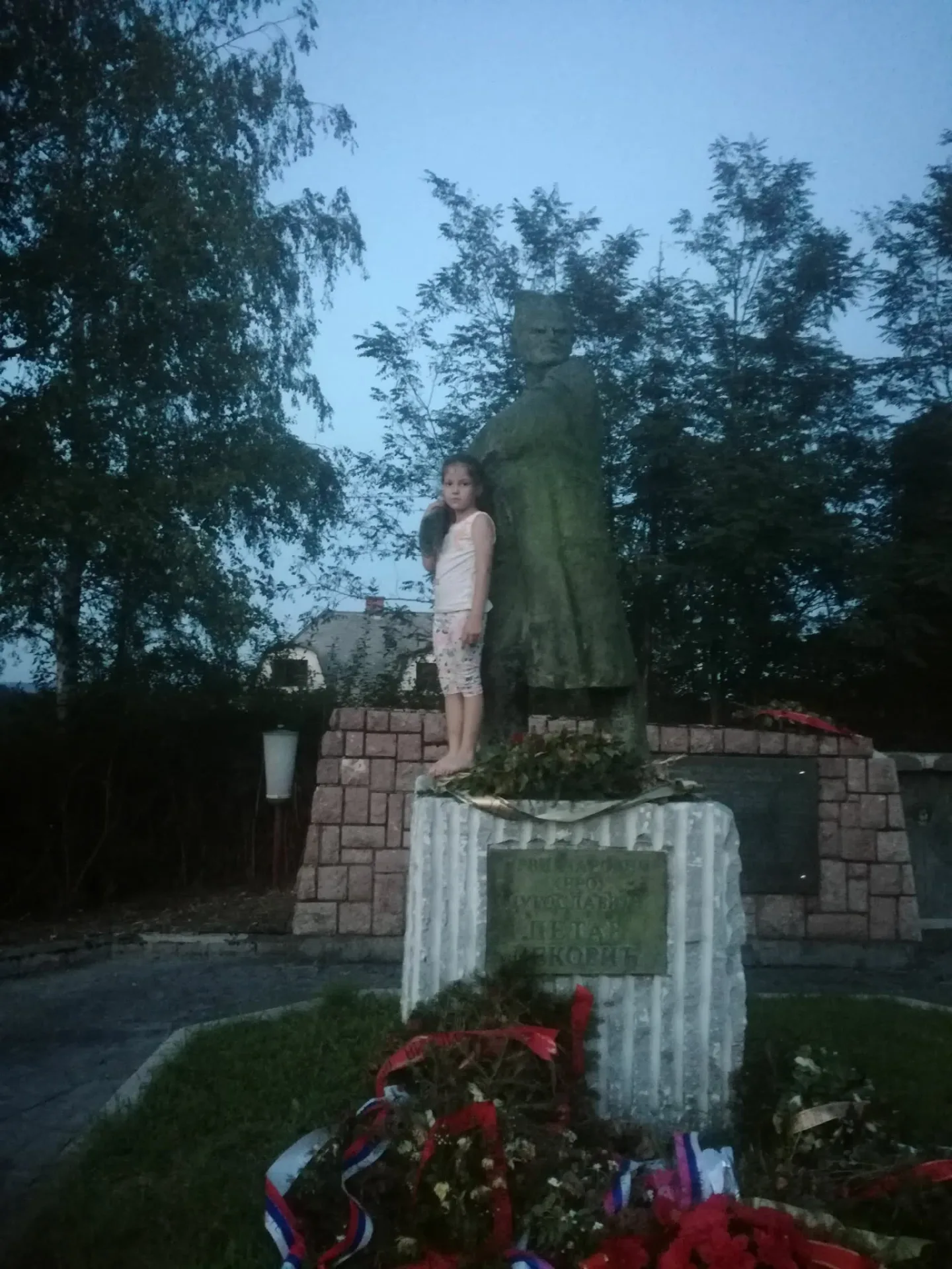 Selo Rečice – Česma u sklopu spomenika