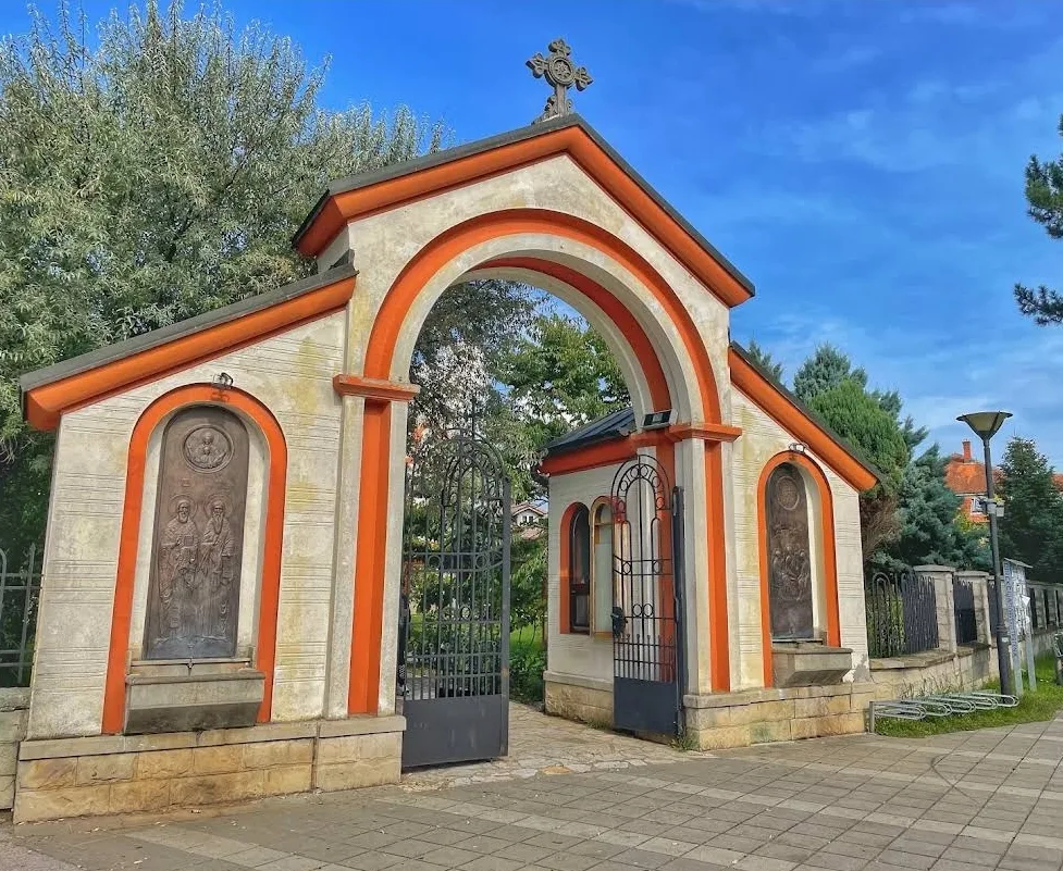 Česma na ulazu u crkvu Svete Trojicu u Trsteniku